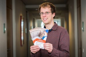 Wallenhorsts Klimaschutzmanager Stefan Sprenger präsentiert den Flyer, der sowohl Informationen als auch den Förderantrag selbst enthält. Foto: Gemeinde Wallenhorst / Thomas Remme