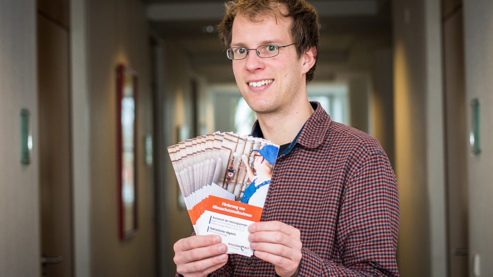 Wallenhorsts Klimaschutzmanager Stefan Sprenger präsentiert den Flyer, der sowohl Informationen als auch den Förderantrag selbst enthält. Foto: Gemeinde Wallenhorst / Thomas Remme