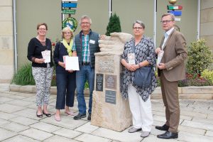 Hand in Hand arbeiten die Seniorenhelfer auch mit der Gemeinde Wallenhorst zusammen: Kornelia Böert (Beauftragte für Frauen, Familien und Senioren), Marlen Beyer (Vorsitzende Seniorenbeirat) Berthold Stolte („Hand in Hand“), Laure Meierrose (Seniorenbeirat) und Bürgermeister Otto Steinkamp (von links). Foto: Gemeinde Wallenhorst / André Thöle