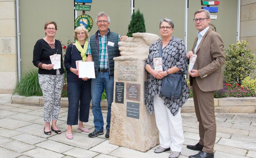 Hand in Hand arbeiten die Seniorenhelfer auch mit der Gemeinde Wallenhorst zusammen: Kornelia Böert (Beauftragte für Frauen, Familien und Senioren), Marlen Beyer (Vorsitzende Seniorenbeirat) Berthold Stolte („Hand in Hand“), Laure Meierrose (Seniorenbeirat) und Bürgermeister Otto Steinkamp (von links). Foto: Gemeinde Wallenhorst / André Thöle