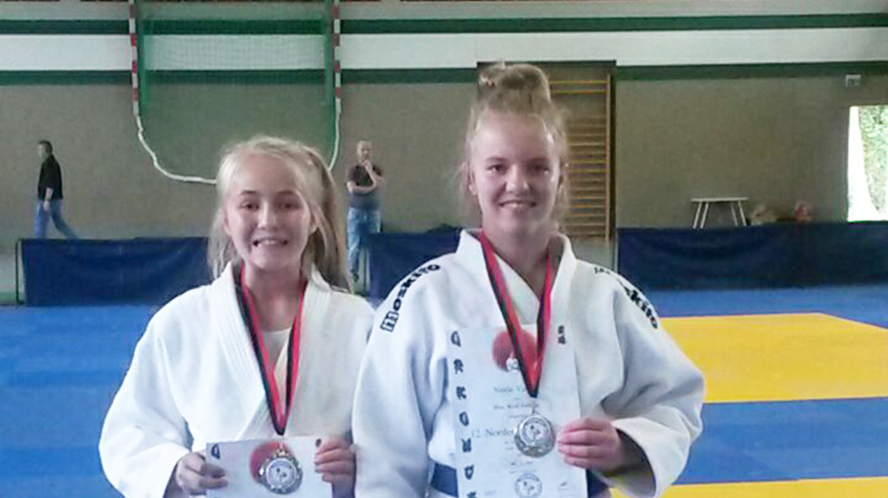 Die beiden Schwestern Neele und Jule Vocke freuen sich über ihre Goldmedaille. Foto: Blau-Weiss Hollage e.V.