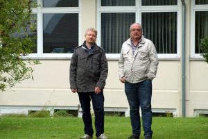 Markus Steinkamp (links) und Manfred Hörnschemeyer nehmen die Erweiterungsfläche in Augenschein. Foto: FDP Wallenhorst