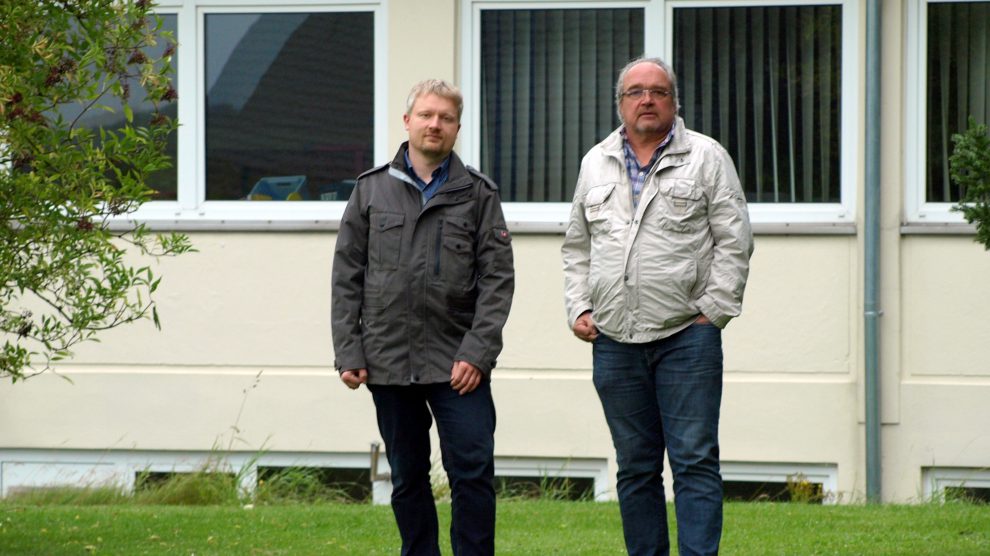 Markus Steinkamp (links) und Manfred Hörnschemeyer nehmen die Erweiterungsfläche in Augenschein. Foto: FDP Wallenhorst