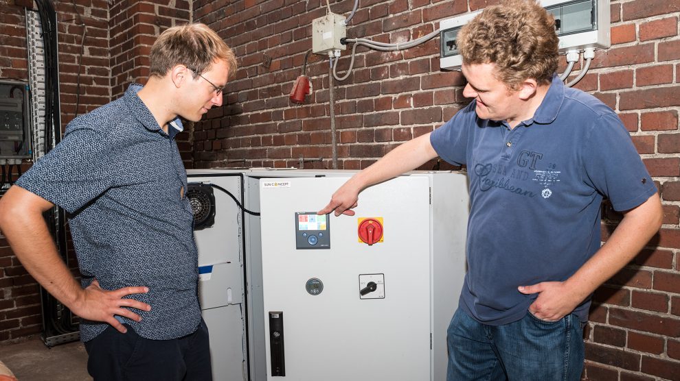 Christian Trame (rechts) erläutert Klimaschutzmanager Stefan Sprenger seine Photovoltaikanlage mit Batteriespeicher, für die er im vergangenen Jahr mit dem Klimaschutzpreis ausgezeichnet wurde. Foto: Gemeinde Wallenhorst / Thomas Remme