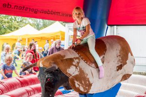 Der Ritt auf dem Bullen gehörte für die Kinder zu den Höhepunkten des Abschlussfestes. Foto: Gemeinde Wallenhorst / Thomas Remme