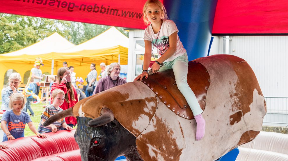 Der Ritt auf dem Bullen gehörte für die Kinder zu den Höhepunkten des Abschlussfestes. Foto: Gemeinde Wallenhorst / Thomas Remme