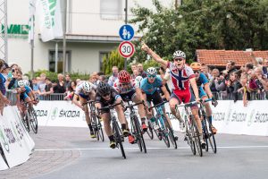 Finale der Schlussetappe: Der Norwegische Straßenmeister Joakim Kjemhus gewinnt hauchdünn vor Maximilian Hamberger, Jesper Rasch und Colin Heiderscheid. Foto: Gemeinde Wallenhorst / Thomas Remme