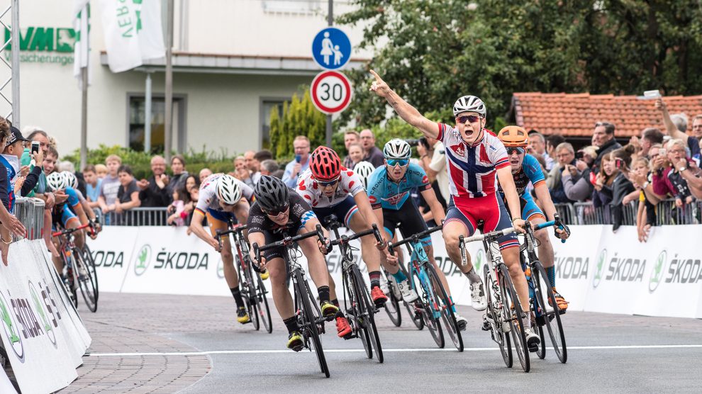 Finale der Schlussetappe: Der Norwegische Straßenmeister Joakim Kjemhus gewinnt hauchdünn vor Maximilian Hamberger, Jesper Rasch und Colin Heiderscheid. Foto: Gemeinde Wallenhorst / Thomas Remme