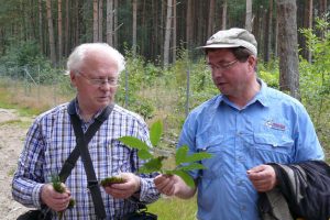 Prof. Dr. Konrad Arndt (links) und Udo Stangier leiten seit vielen Jahren natur- und heimatkundliche Wanderungen in den weniger bekannten Außenbereichen von Wallenhorst. Foto: Gemeinde Wallenhorst