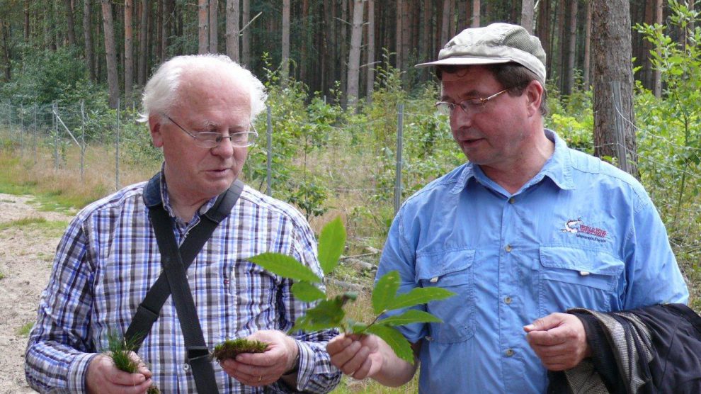 Prof. Dr. Konrad Arndt (links) und Udo Stangier leiten seit vielen Jahren natur- und heimatkundliche Wanderungen in den weniger bekannten Außenbereichen von Wallenhorst. Foto: Gemeinde Wallenhorst