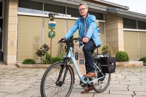 Bürgermeister Otto Steinkamp, selbst begeisterter Radfahrer, lädt alle Wallenhorsterinnen und Wallenhorster zum „Stadtradeln“ ein. Foto: Gemeinde Wallenhorst / Thomas Remme