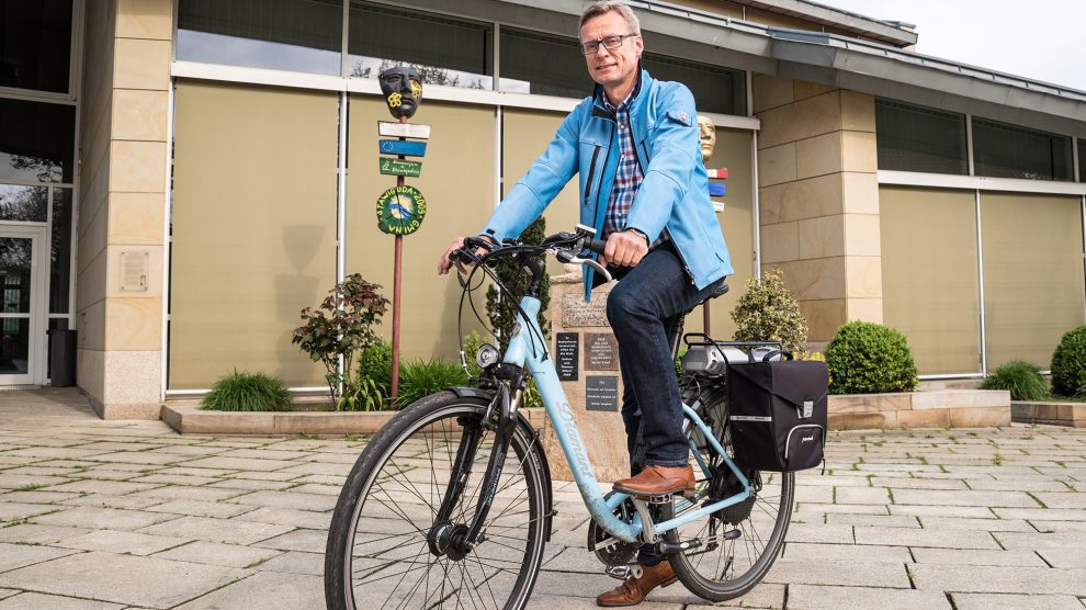 Bürgermeister Otto Steinkamp, selbst begeisterter Radfahrer, lädt alle Wallenhorsterinnen und Wallenhorster zum „Stadtradeln“ ein. Foto: Gemeinde Wallenhorst / Thomas Remme