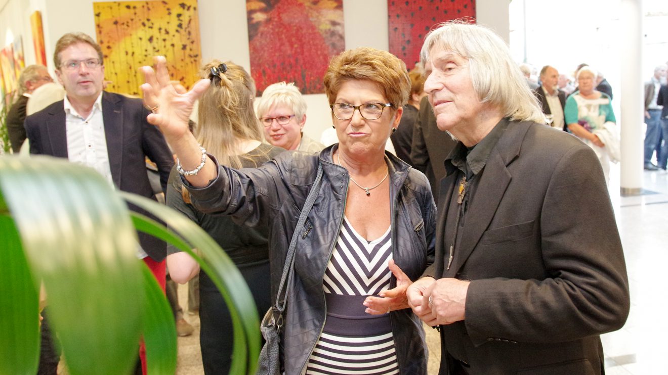Fachleute unter sich: Helga Strübbe vom Kunstkreis Lotte im Austausch mit Günter Schamel. Foto: Gemeinde Wallenhorst / André Thöle