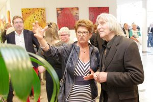 Fachleute unter sich: Helga Strübbe vom Kunstkreis Lotte im Austausch mit Günter Schamel. Foto: Gemeinde Wallenhorst / André Thöle