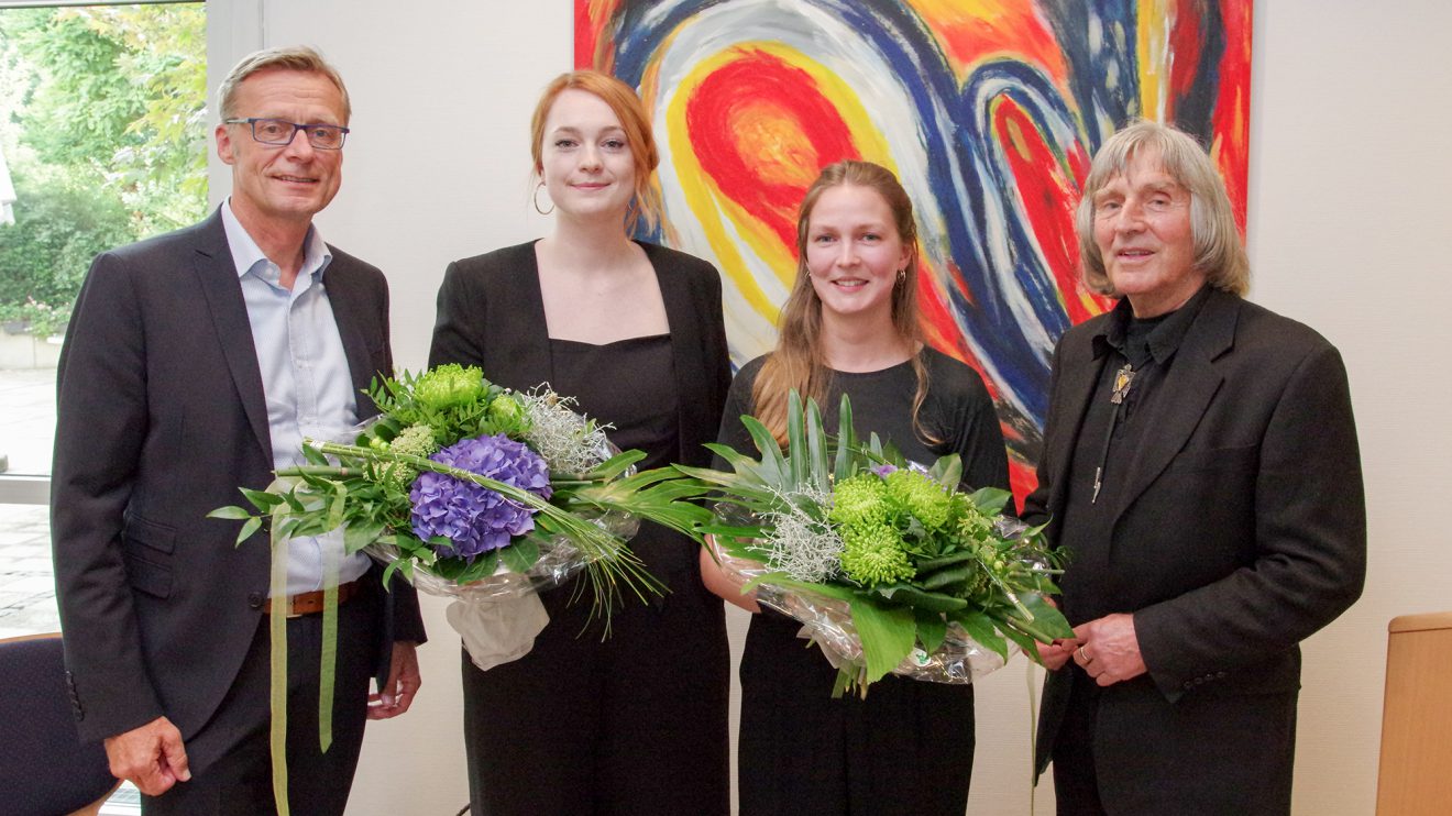 Blumen für die Damen: Bürgermeister Otto Steinkamp, Miriam Barnitz, Carolin und Günter Schamel (von links). Foto: Gemeinde Wallenhorst / André Thöle