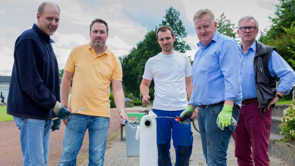 Malerarbeiten bei den SF Lechtingen (v. l.): Christian Hettwer, Hendrik Remme, Lukas Nöring, Norbert Hörnschemeyer, Heinrich Kummer. Foto: SPD Wallenhorst