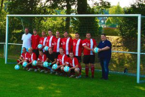 Die Mannschaft der 3. Herren des TSV Wallenhorst bedankt sich für das Sponsoring neuer Fußbälle. Foto: TSV Wallenhorst