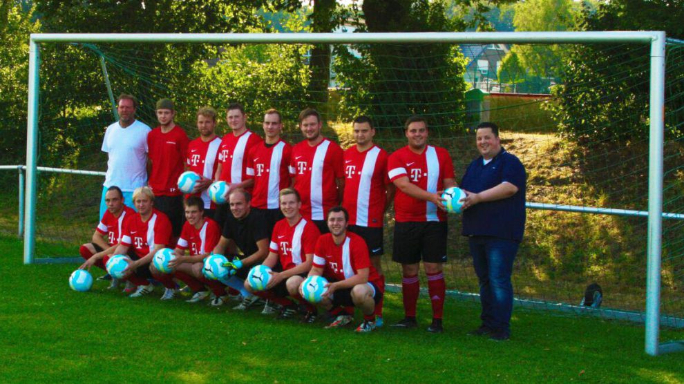 Die Mannschaft der 3. Herren des TSV Wallenhorst bedankt sich für das Sponsoring neuer Fußbälle. Foto: TSV Wallenhorst