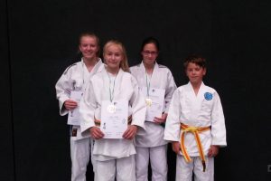 v. l.: Neele, Jule, Ella und Marwin bei den Bezirkseinzelmeisterschaften der u15. Foto: Blau-Weiss Hollage e.V.