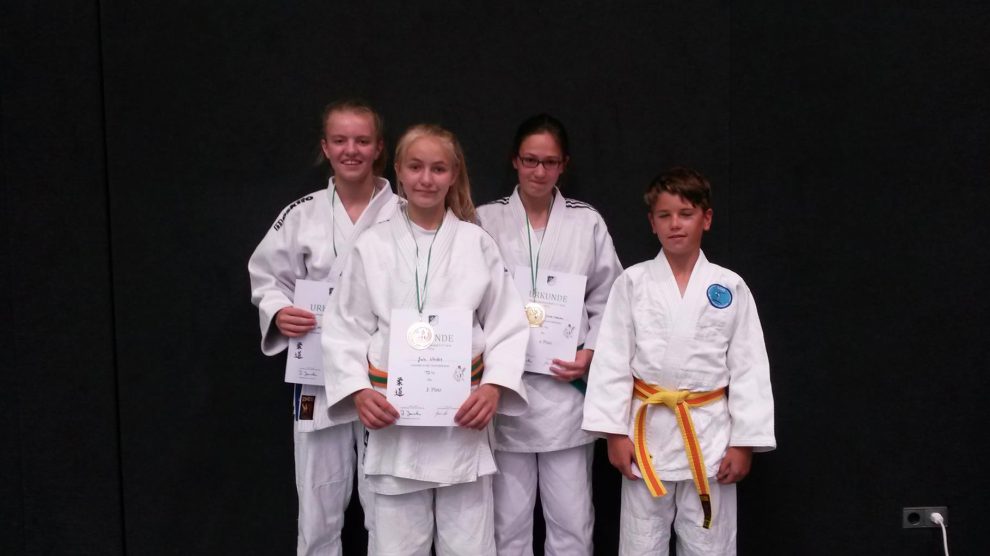 v. l.: Neele, Jule, Ella und Marwin bei den Bezirkseinzelmeisterschaften der u15. Foto: Blau-Weiss Hollage e.V.