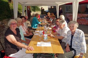 Im Garten des Ruller Hauses genossen die Seniorinnen und Senioren das kulinarische wie musikalische Angebot des ersten „Weintages für Senioren“. Foto: Alexander Schröder / Seniorenbeirat Wallenhorst