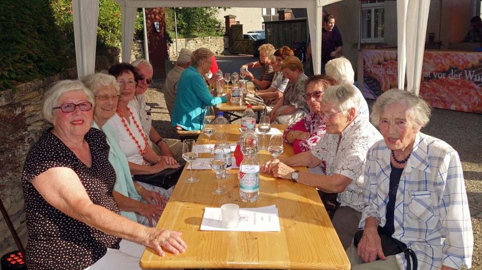 Im Garten des Ruller Hauses genossen die Seniorinnen und Senioren das kulinarische wie musikalische Angebot des ersten „Weintages für Senioren“. Foto: Alexander Schröder / Seniorenbeirat Wallenhorst