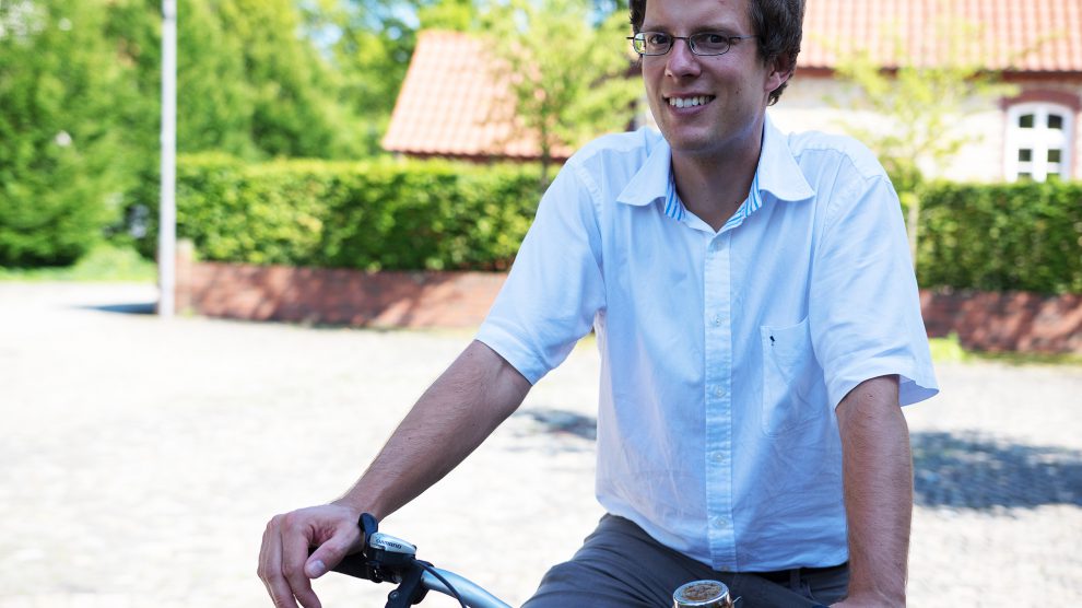 Klimaschutzmanager Stefan Sprenger möchte wissen, an welchen Stellen die Wallenhorster Radverkehrsinfrastruktur optimiert werden kann. Foto: Gemeinde Wallenhorst / André Thöle