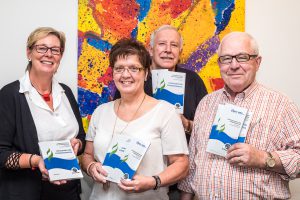 Kornelia Böert, Brigitte Teepe, Horst Althaus und Dieter Barlag (von links) präsentieren den neuen „Leid(t)faden für Schmerzpatienten“. Foto: Gemeinde Wallenhorst / Thomas Remme