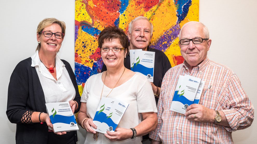 Kornelia Böert, Brigitte Teepe, Horst Althaus und Dieter Barlag (von links) präsentieren den neuen „Leid(t)faden für Schmerzpatienten“. Foto: Gemeinde Wallenhorst / Thomas Remme