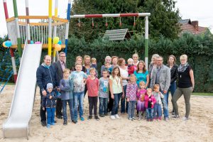 Bürgermeister Otto Steinkamp (3. von links) und Luisa Gellrich (rechts) übergaben den neuen Spielplatz an die Anwohner der Pastor-Lichtenbäumer-Straße. Foto: Gemeinde Wallenhorst / Joleen Nardmann