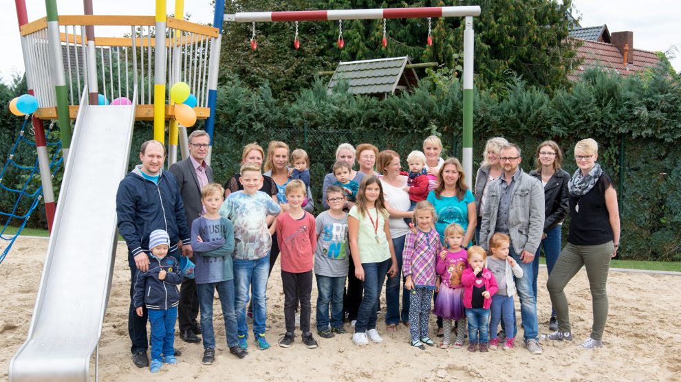 Bürgermeister Otto Steinkamp (3. von links) und Luisa Gellrich (rechts) übergaben den neuen Spielplatz an die Anwohner der Pastor-Lichtenbäumer-Straße. Foto: Gemeinde Wallenhorst / Joleen Nardmann