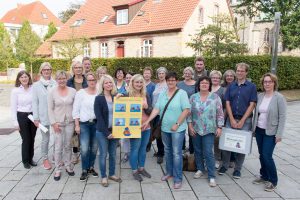 Über die große Beteiligung der Kindergärten und Schulen freuen sich Wallenhorsts Klimaschutzmanager Stefan Sprenger (2. von rechts) sowie Bettina Baron (rechts) vom Bielefelder Energiebüro e&u. Foto: André Thöle