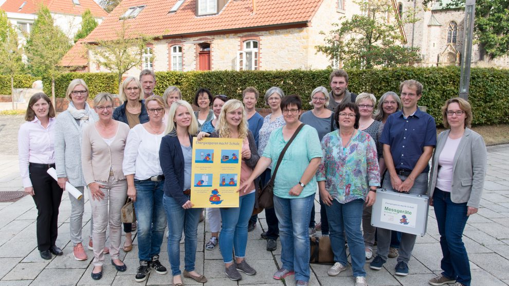 Über die große Beteiligung der Kindergärten und Schulen freuen sich Wallenhorsts Klimaschutzmanager Stefan Sprenger (2. von rechts) sowie Bettina Baron (rechts) vom Bielefelder Energiebüro e&u. Foto: André Thöle