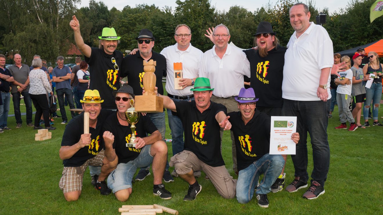 Hatten nach dem Spiel allen Grund zu Freude: die Ruller Herren von „Vor dem Spiel“, hier bei der Siegerehrung mit Heiner Placke, Christian Speer und Ansgar Speer. Foto: Kurt Flegel / Kolpingsfamilie Hollage