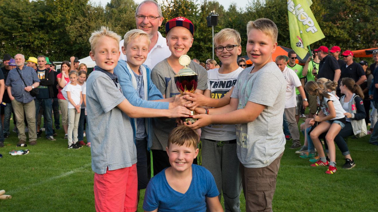 Die Seriensieger: die „Kubb Kings“ gewannen zum dritten Mal in Folge und werden vermutlich im kommenden Jahr im Drei-Sterne-Trikot zur Titelverteidigung antreten. Foto: Kurt Flegel / Kolpingsfamilie Hollage