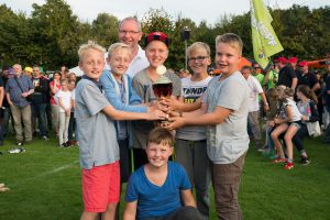 Die Seriensieger: die „Kubb Kings“ gewannen zum dritten Mal in Folge und werden vermutlich im kommenden Jahr im Drei-Sterne-Trikot zur Titelverteidigung antreten. Foto: Kurt Flegel / Kolpingsfamilie Hollage