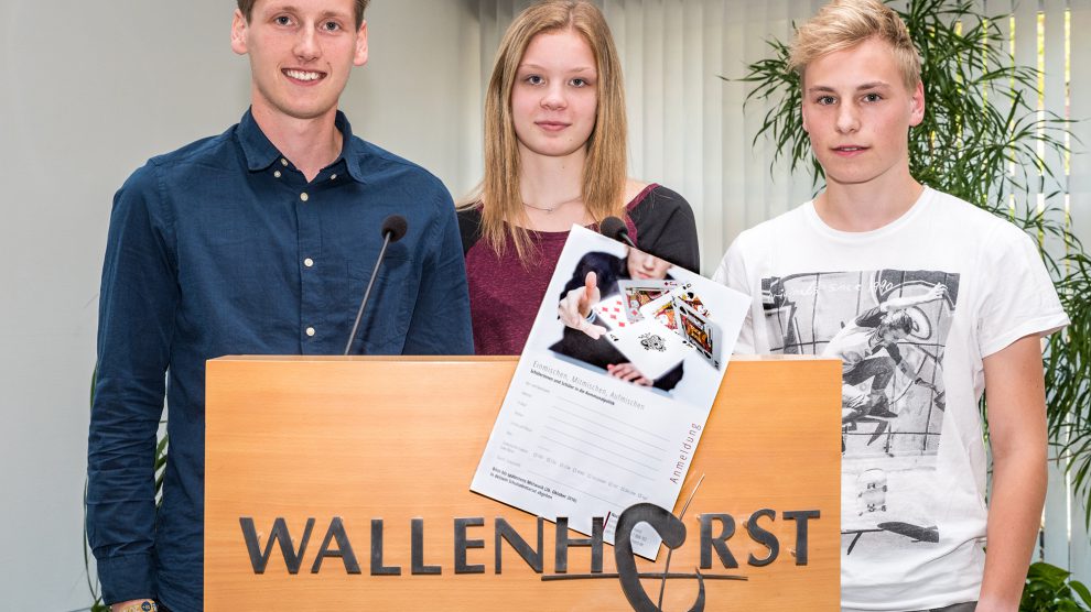 Erst anmelden, dann mitmischen – die Auszubildenden der Gemeindeverwaltung Nils Tiedemann, Joleen Nardmann und Jakob Hawighorst (von links) werben für eine Teilnahme am Projekt „Schülerinnen und Schüler in die Kommunalpolitik“. Foto: Gemeinde Wallenhorst / Thomas Remme