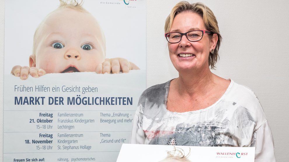 Große Werbung für kleine Menschen: Kornelia Böert lädt alle Eltern ein, sich über die Angebote der „Frühen Hilfen“ zu informieren. Foto: Gemeinde Wallenhorst / Thomas Remme
