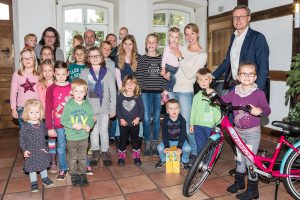 Die Gewinner des Luftballonwettbewerbs 2016 mit Bürgermeister Otto Steinkamp (rechts). Foto: Gemeinde Wallenhorst / Thomas Remme