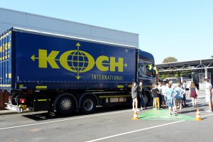 Der „Tote Winkel“ bei Bussen und Lkw als große Gefahr für Fußgänger und Radfahrer, vermittelt durch Mitarbeiter der Spedition Koch. Foto: Thomas-Morus-Schule OS