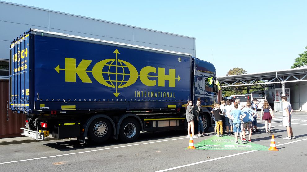 Der „Tote Winkel“ bei Bussen und Lkw als große Gefahr für Fußgänger und Radfahrer, vermittelt durch Mitarbeiter der Spedition Koch. Foto: Thomas-Morus-Schule OS