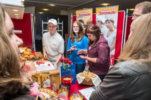 Bereits bei der Ausbildungsplatzbörse 2014 konnten Jugendliche an einigen Ständen ihre Fähigkeiten und Stärken anhand von Arbeitsproben testen. Dieses Konzept wird mit dem Berufsorientierungsparcours nun durchgängig fortgesetzt. Die teilnehmenden Betriebe haben so die Chance, frühzeitig ihre künftigen Auszubildenden kennen zu lernen. Foto: Thomas Remme / Gemeinde Wallenhorst