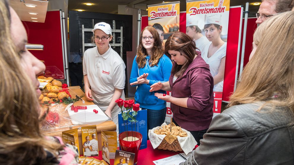 Bereits bei der Ausbildungsplatzbörse 2014 konnten Jugendliche an einigen Ständen ihre Fähigkeiten und Stärken anhand von Arbeitsproben testen. Dieses Konzept wird mit dem Berufsorientierungsparcours nun durchgängig fortgesetzt. Die teilnehmenden Betriebe haben so die Chance, frühzeitig ihre künftigen Auszubildenden kennen zu lernen. Foto: Thomas Remme / Gemeinde Wallenhorst