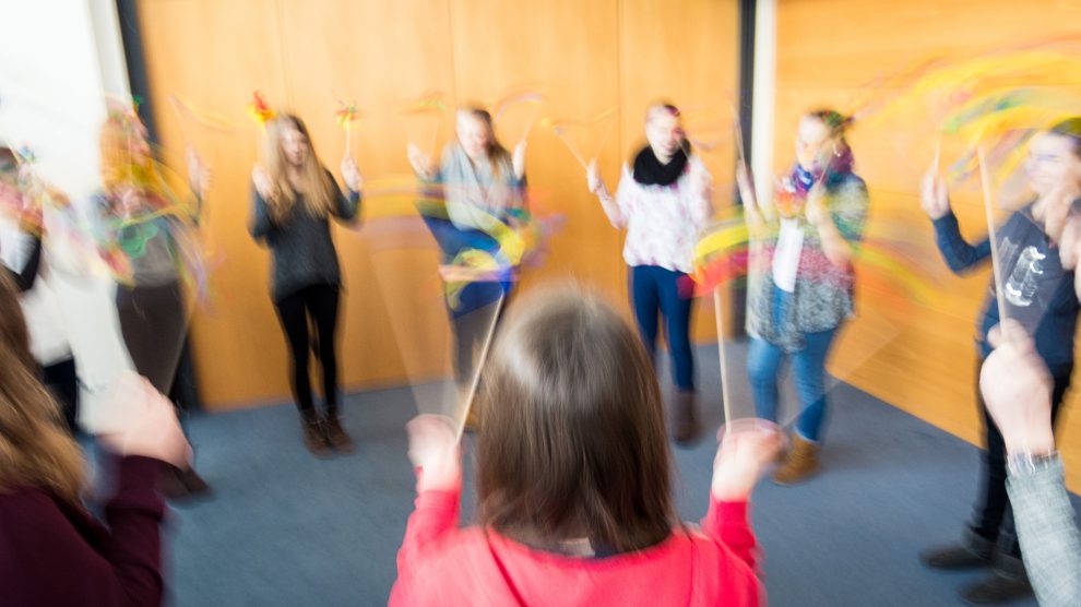 Nicht nur in der Theorie, auch praktisch werden die Jugendlichen auf den Einsatz als Babysitter vorbereitet. Foto: Gemeinde Wallenhorst / Thomas Remme