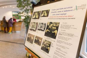 Mit der Fotocollage, die derzeit im Rathausfoyer zu sehen ist, sucht die Archivgruppe nach den Namen der abgelichteten Personen. Foto: Gemeinde Wallenhorst / André Thöle