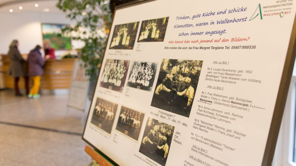 Mit der Fotocollage, die derzeit im Rathausfoyer zu sehen ist, sucht die Archivgruppe nach den Namen der abgelichteten Personen. Foto: Gemeinde Wallenhorst / André Thöle