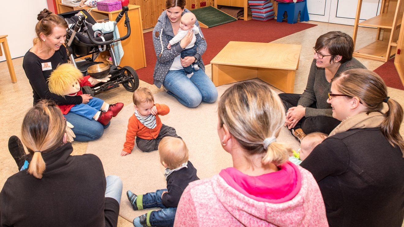 Auch im Liedergarten mit Sunna Deppe-Wiemann (links) konnten Eltern wie Kinder reinschnuppern. Foto: Gemeinde Wallenhorst / Thomas Remme