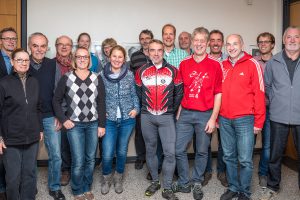 Die Gewinner der „Stadtradeln“-Aktion mit Bürgermeister Otto Steinkamp (links) und Klimaschutzmanager Stefan Sprenger (2. von rechts). Foto: Gemeinde Wallenhorst / Thomas Remme