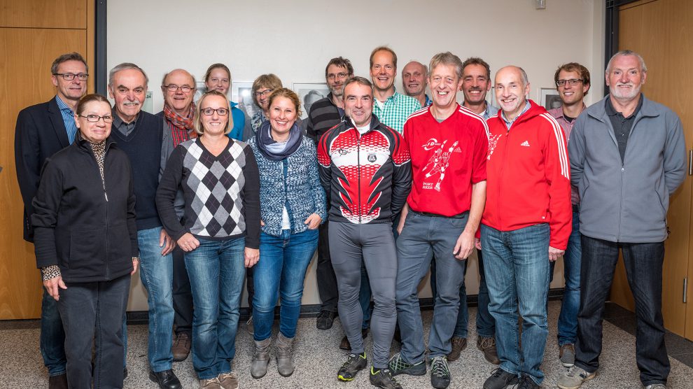 Die Gewinner der „Stadtradeln“-Aktion mit Bürgermeister Otto Steinkamp (links) und Klimaschutzmanager Stefan Sprenger (2. von rechts). Foto: Gemeinde Wallenhorst / Thomas Remme