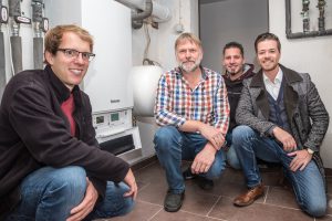 Freuen sich über den gelungenen Austausch des Heizkessels (von links): Stefan Sprenger, Andreas Pohlmann, Marc Vennemann und Sandro Kuligowski. Foto: Gemeinde Wallenhorst / Thomas Remme